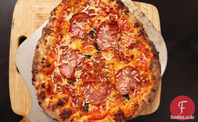 베이컨 체리 페퍼 양념과 코파를 곁들인 뉴욕 스타일 피자