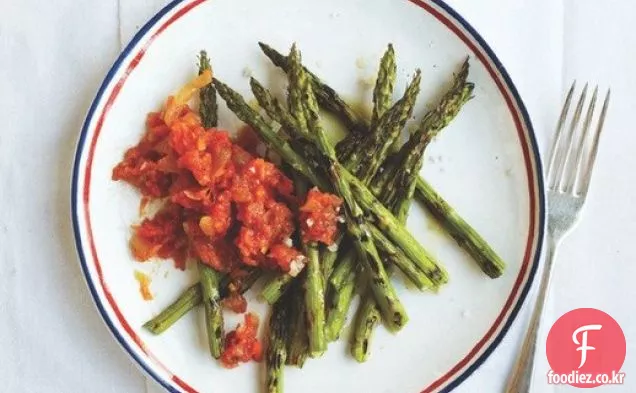 '패밀리 테이블'에서 토마토 양념을 곁들인 아스파라거스 구이