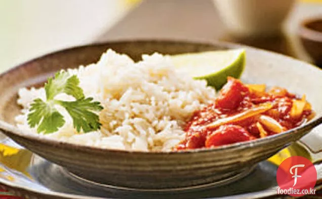 매운 토마토 소스를 곁들인 코코넛 라이스(삼발 토마토를 곁들인 나시 레막)