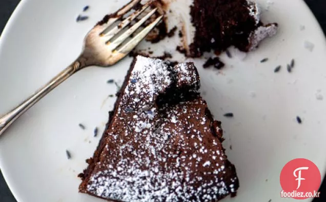 라벤더-얼 그레이 밀가루없는 초콜릿 케이크