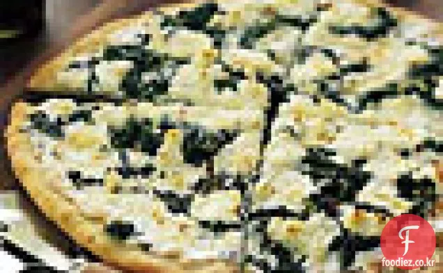 염소 치즈와 채소를 곁들인 피자 비앙카