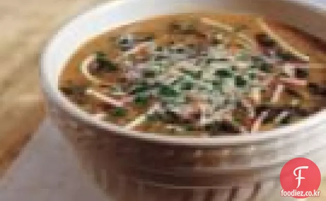 흰 콩 파스타와 근대 수프