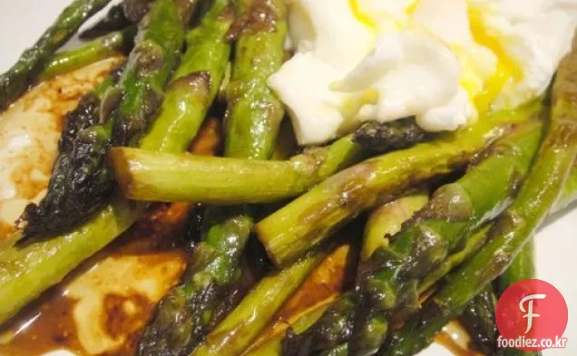 책을 요리하십시오:버터와 콩을 가진 아스파라거스
