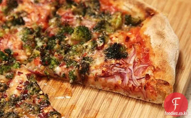 캐러멜 브로콜리와 붉은 양파 피자