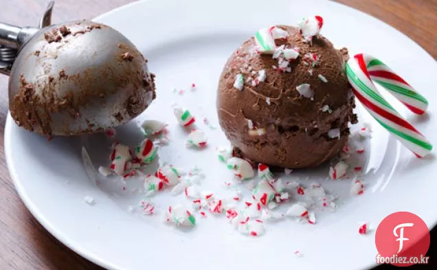 매운 다크 초콜릿과 사탕 지팡이 아이스크림