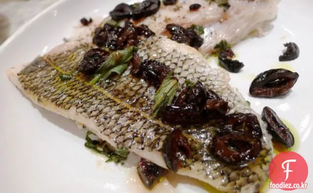 책을 요리하십시오:올리브와 현자를 곁들인 구운 검은 물고기