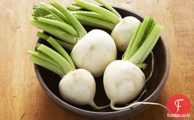 딜 버터가 든 완두콩과 순무