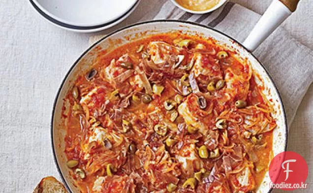 토마토와 올리브 페스토를 곁들인 구운 당근과 회향