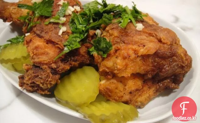 책을 요리하십시오:뉴 올리언스 색종이를 가진 프라이드 치킨