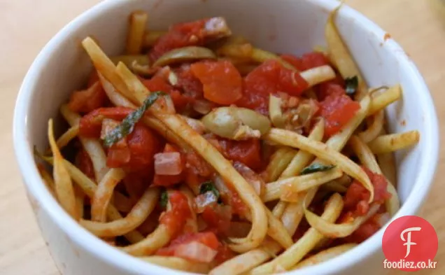 오늘 저녁 식사:토마토,올리브,마늘을 곁들인 현 콩