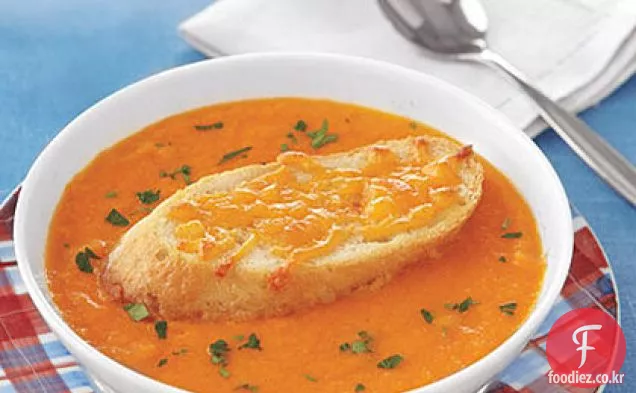 체다 크루통을 곁들인 토마토 수프