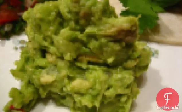 훈제 병아리 콩 아보카도 소스