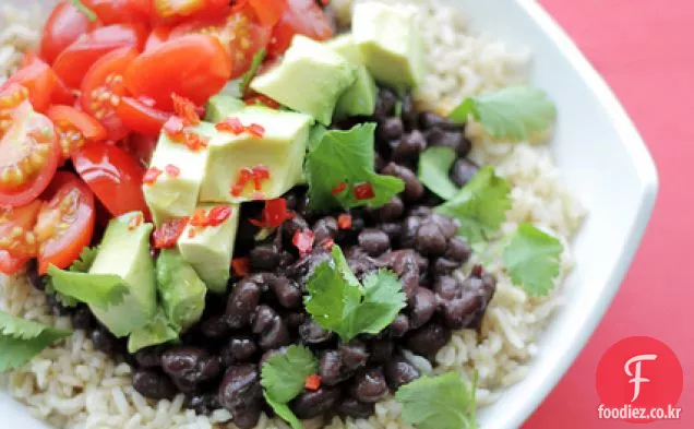 검은 콩,아보카도와 붉은 고추와 멕시코 쌀 샐러드