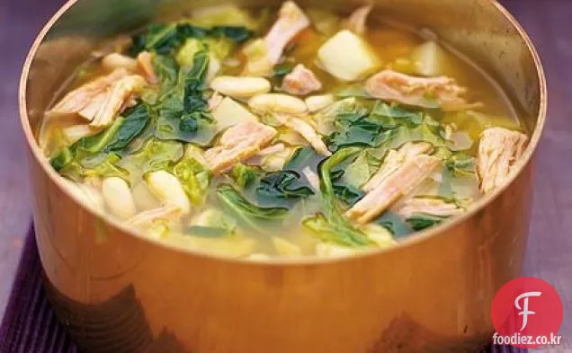 봄 채소 및 훈제 햄 수프