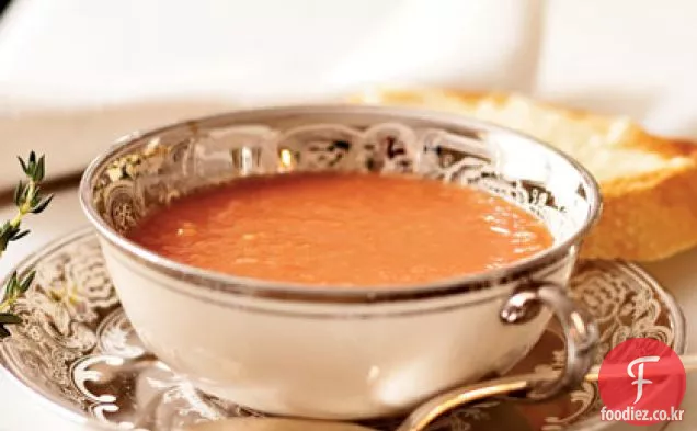 파르 메산 토스트와 토마토 수프