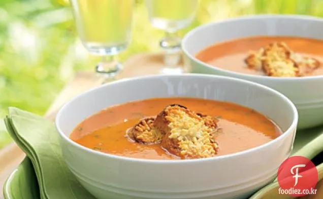 파마산 크루통을 곁들인 그릴 구이 토마토 수프