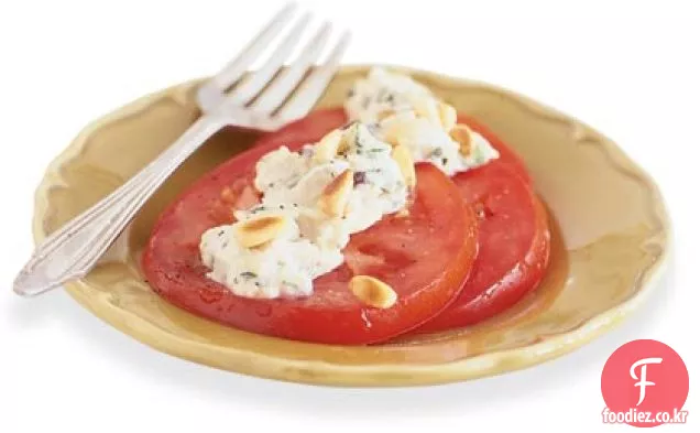 시칠리아 흰 콩을 곁들인 토마토 푸르스름한 토마토.