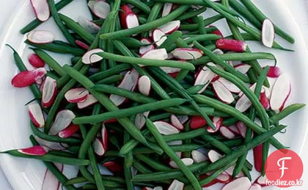 무와 바삭 바삭한 녹색 콩