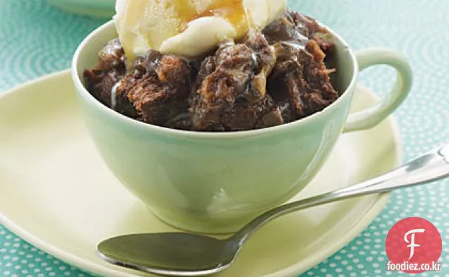 초콜릿과 카라멜 빵 푸딩