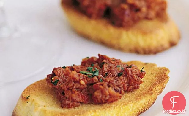 크로스티니를 곁들인 햇볕에 말린 토마토 타페나드