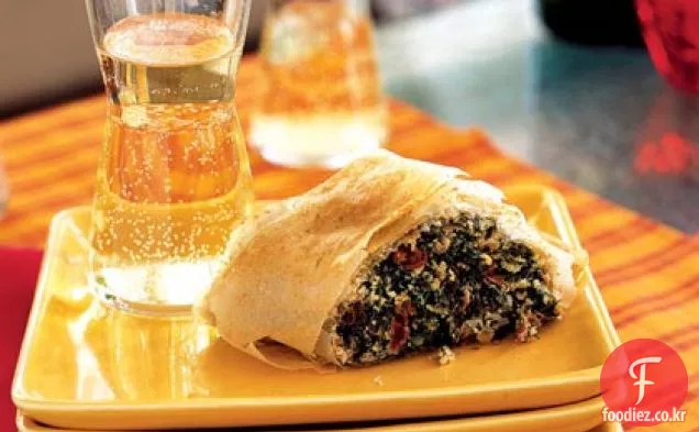 시금치,햇볕에 말린 토마토,파마산 롤