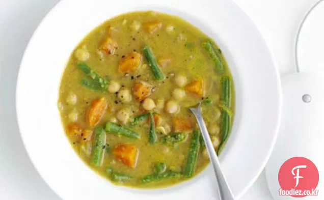 인도 병아리 콩 및 야채 수프