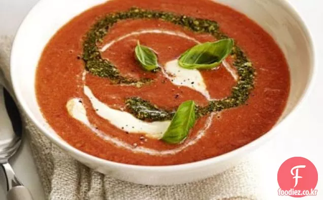 페스토와 풍부한 토마토 수프