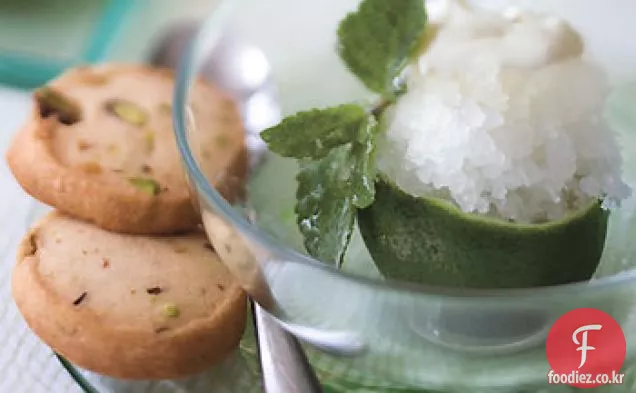 석 Granita 설탕에 절인 박하잎과 생크림 혹은 사워 크림
