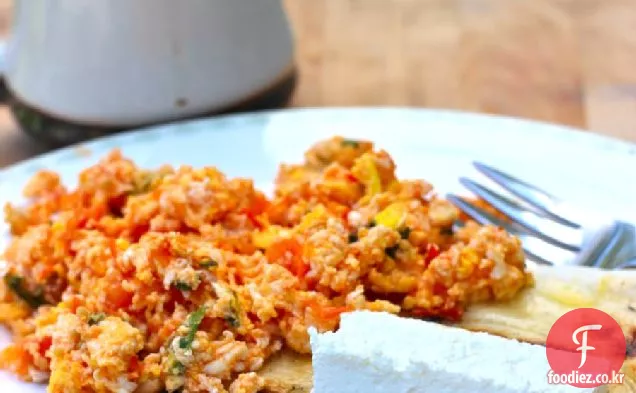 토마토와 부추를 곁들인 계란 스크램블(후에보스 레부엘토스 콘토마테 이 세볼라)