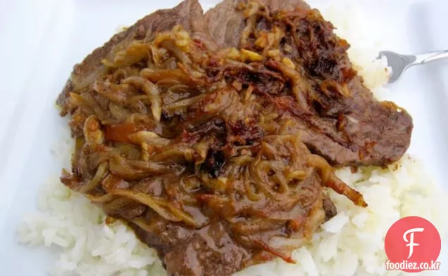 비스텍 엔세볼라도(콜롬비아-양파 소스를 곁들인 스테이크)
