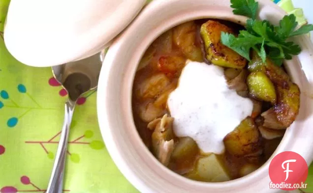 카수엘라 데 폴로 이 프리졸스 블랑코스(흰 콩과 치킨 캐서롤)
