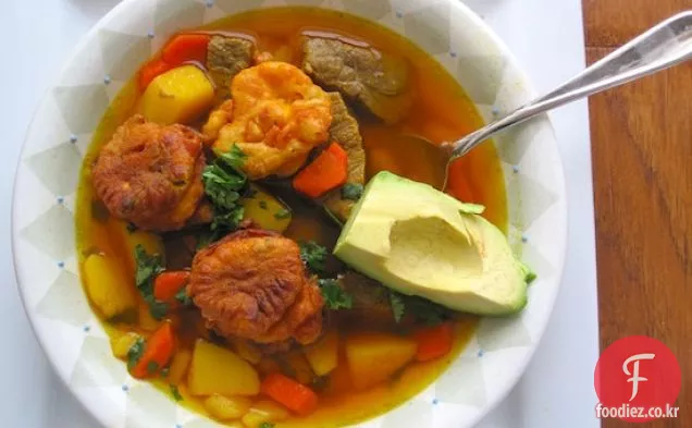 소파 데 토레 하스(콜롬비아 쇠고기와 튀김 수프)