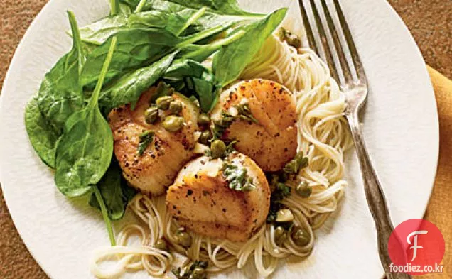 가리비 Piccata 와 볶음 시금치