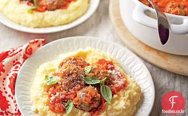 토마토 라구와 크림 폴렌타를 곁들인 미트볼