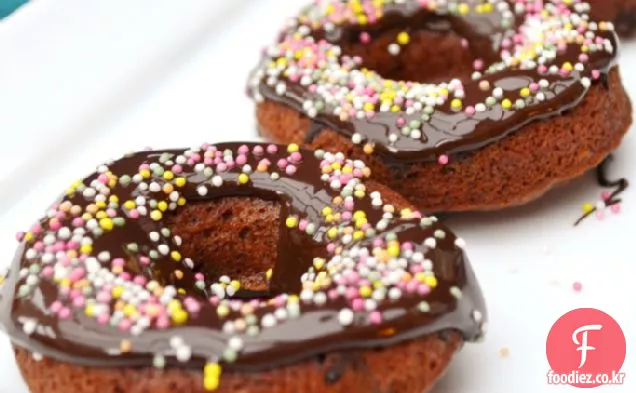 뿌리가있는 트리플 초콜릿 도넛