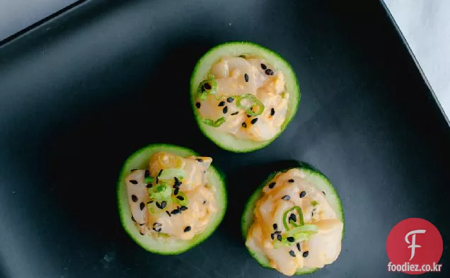 오이 컵 레시피에 매운 가리비 타르타르