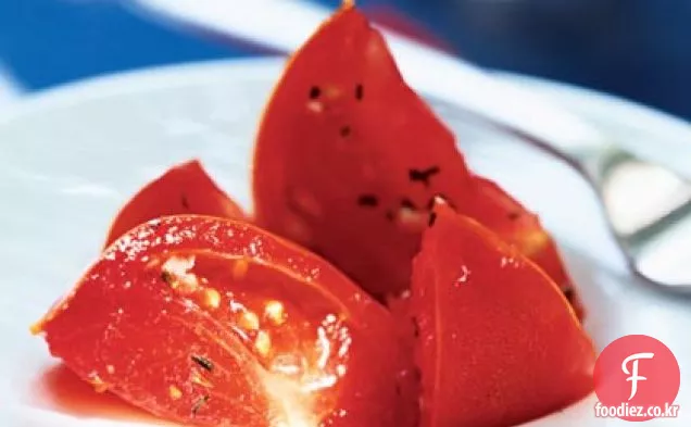 레몬과 여름 짭짤한 절인 토마토