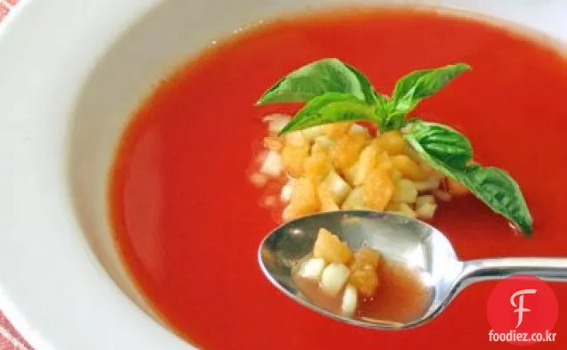 오이와 멜론을 곁들인 차가운 토마토 수프