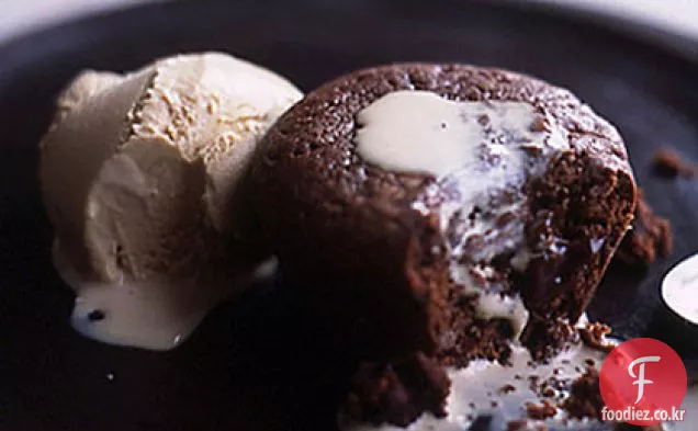 따뜻한 더블 초콜릿 브라우니 케이크