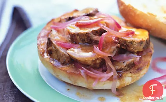 절인 붉은 양파와 바베큐 돼지 고기 샌드위치