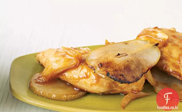배와 오렌지 유약 치킨