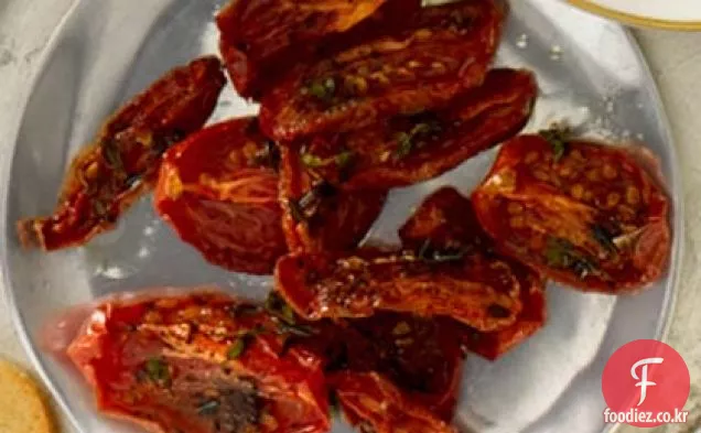 오븐에서 구운 백리향 토마토