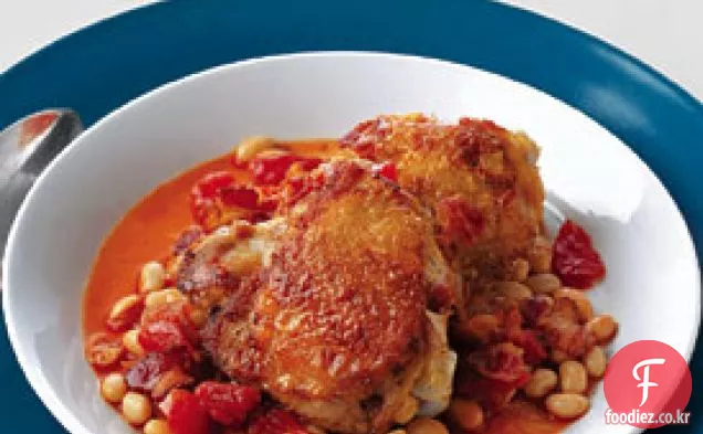 흰 콩과 토마토와 구운 닭고기