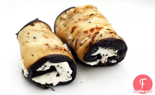 허브 염소 치즈를 곁들인 구운 이탈리아 가지 롤라 티니