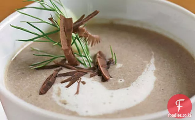 구운 빵과 버섯 수프