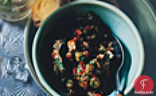 가지와 햇볕에 말린 토마토 스프레드