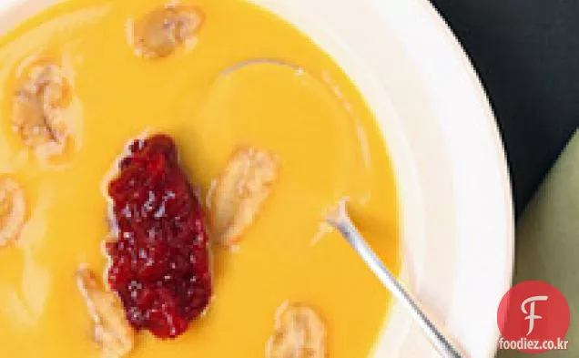 크랜베리 설탕에 절인 과일과 구운 밤을 곁들인 호박 수프