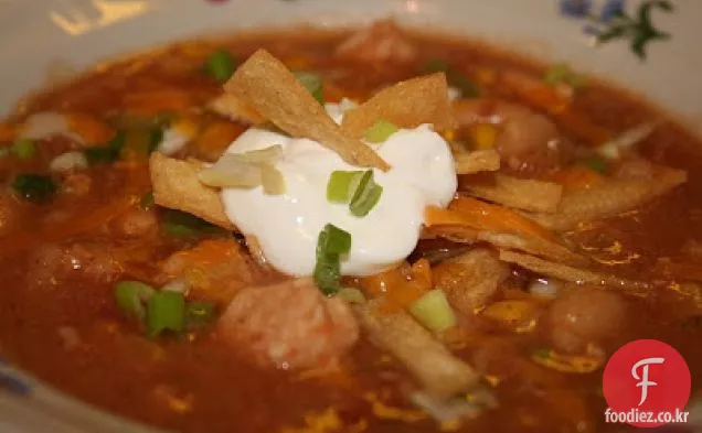김치 찌개 닭고기와 흰 콩 칠리