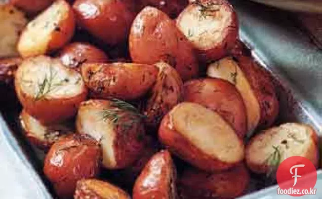 신선한 딜을 곁들인 프라이팬 갈색 감자