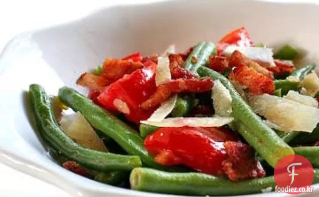 따뜻한 녹색 콩과 판 체타 샐러드